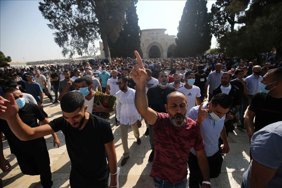 آلاف الفلسطينيين يهتفون بالمسجد الأقصى نصرة للنبي محمد