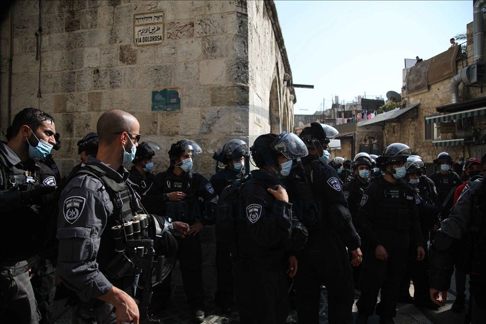 آلاف الفلسطينيين يهتفون بالمسجد الأقصى نصرة للنبي محمد
