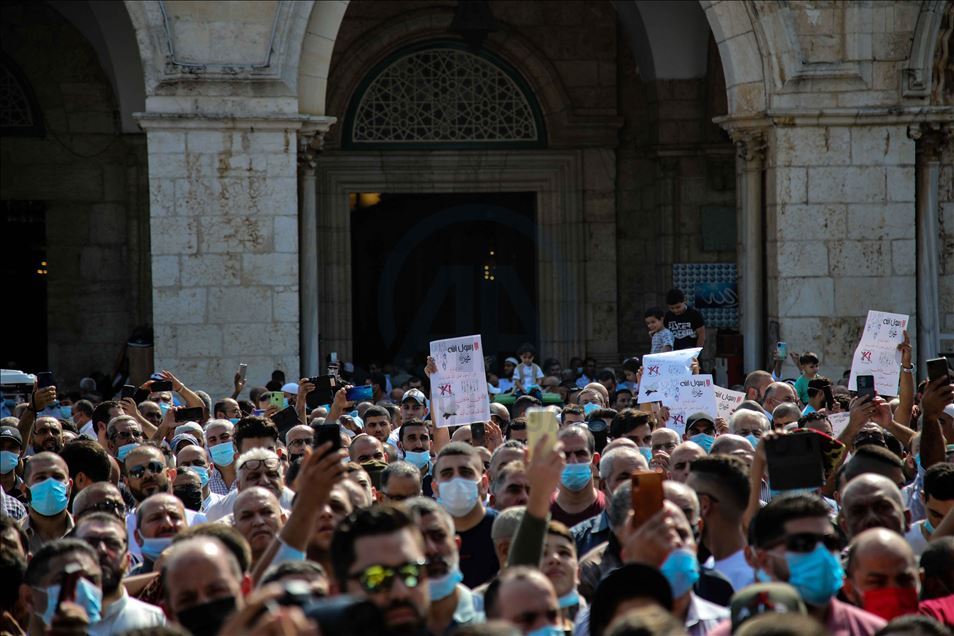 آلاف الفلسطينيين يهتفون بالمسجد الأقصى نصرة للنبي محمد
