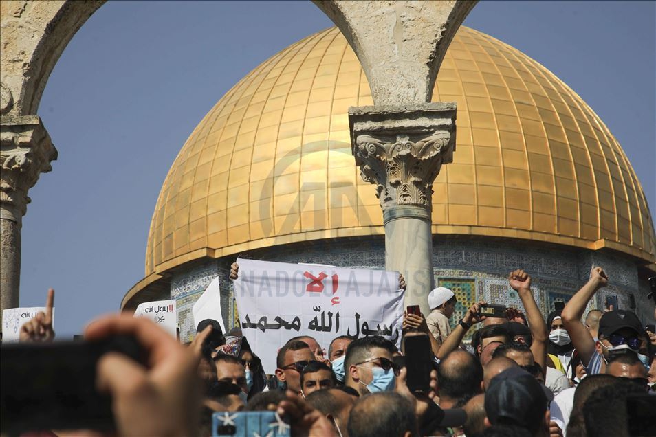 آلاف الفلسطينيين يهتفون بالمسجد الأقصى نصرة للنبي محمد