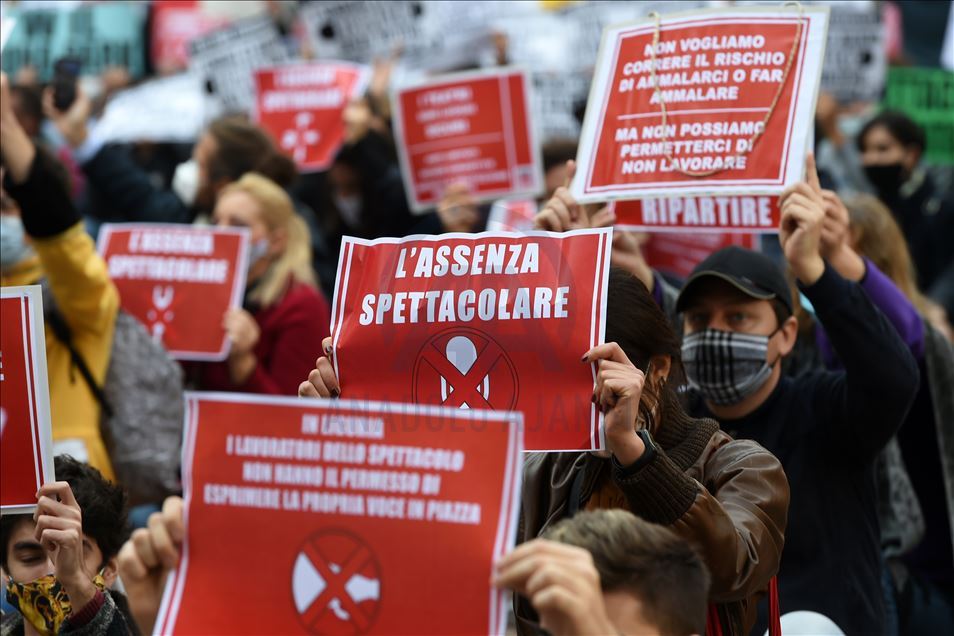 İtalya'da eğlence sektörü çalışanları Covid-19 kısıtlamalarını protesto etti