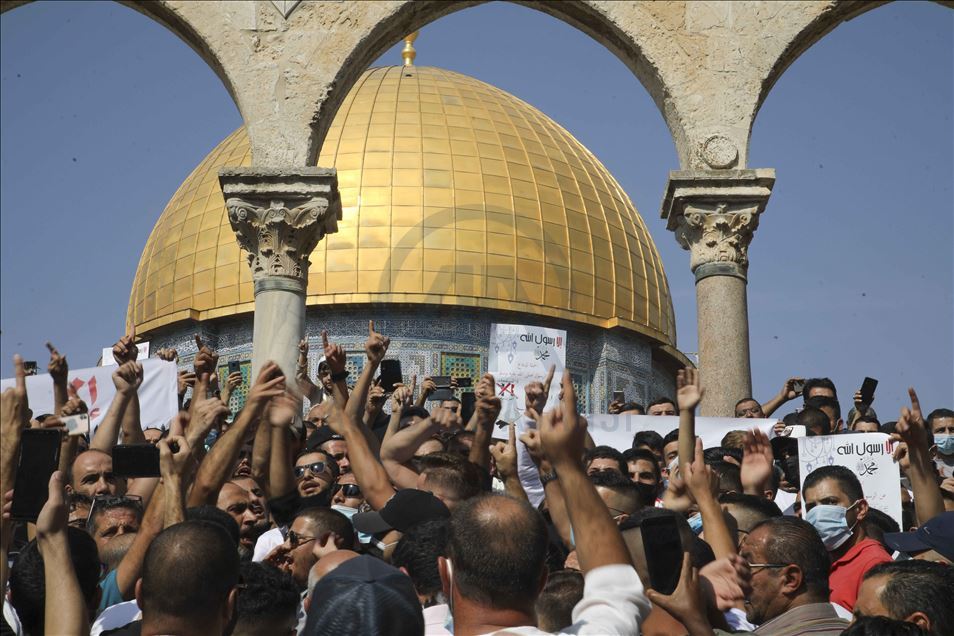 آلاف الفلسطينيين يهتفون بالمسجد الأقصى نصرة للنبي محمد