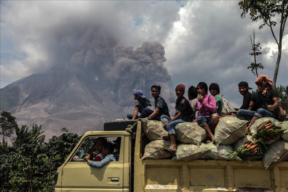 Gunung Sinabung Erupsi Kembali Muntahkan Abu Vulkanik Sejauh 2500 Meter ...