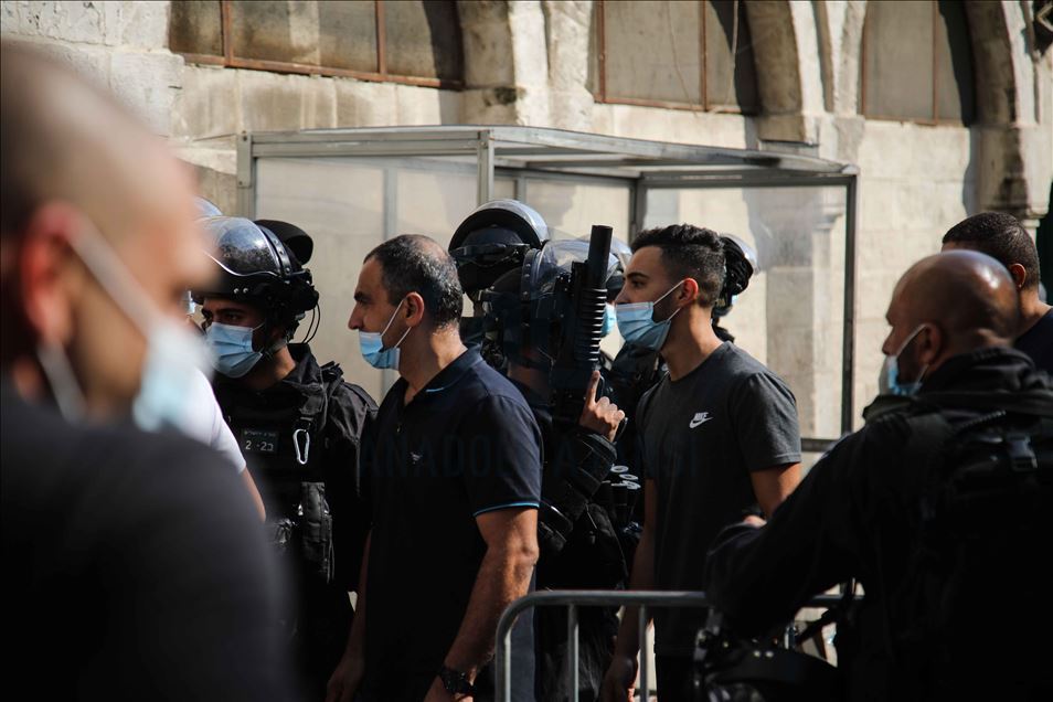 آلاف الفلسطينيين يهتفون بالمسجد الأقصى نصرة للنبي محمد