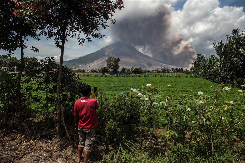 Gunung Sinabung Erupsi Kembali Muntahkan Abu Vulkanik Sejauh 2500 Meter ...