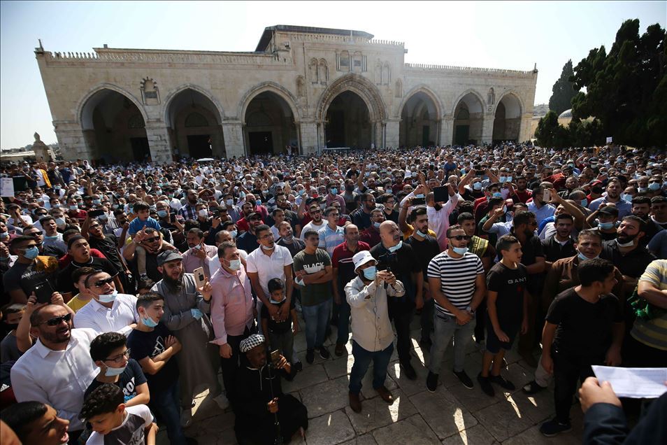 آلاف الفلسطينيين يهتفون بالمسجد الأقصى نصرة للنبي محمد