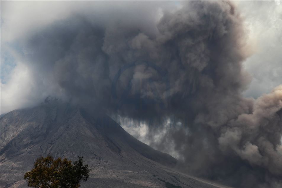 Gunung Sinabung Erupsi Kembali Muntahkan Abu Vulkanik Sejauh 2500 Meter ...