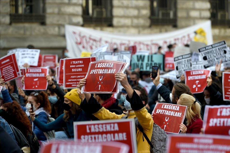 İtalya'da eğlence sektörü çalışanları Covid-19 kısıtlamalarını protesto etti