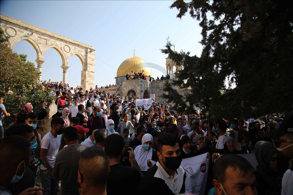 آلاف الفلسطينيين يهتفون بالمسجد الأقصى نصرة للنبي محمد