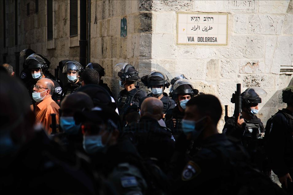 آلاف الفلسطينيين يهتفون بالمسجد الأقصى نصرة للنبي محمد