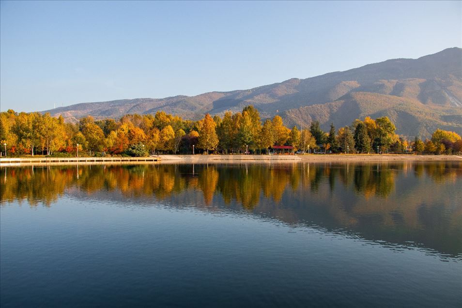 Ngjyra e vjeshtës ofron pamje mahnitëse në kryeqytetin Shkup
