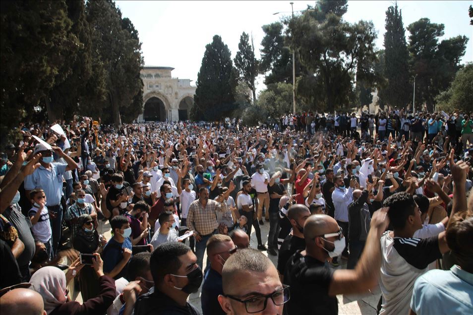 آلاف الفلسطينيين يهتفون بالمسجد الأقصى نصرة للنبي محمد