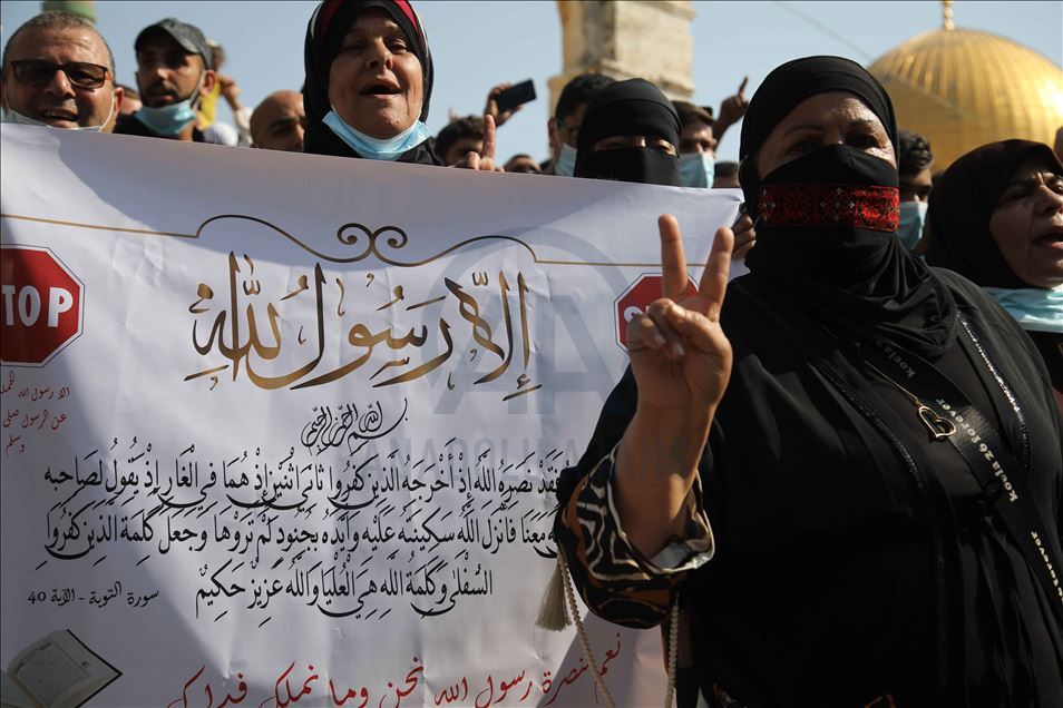 آلاف الفلسطينيين يهتفون بالمسجد الأقصى نصرة للنبي محمد