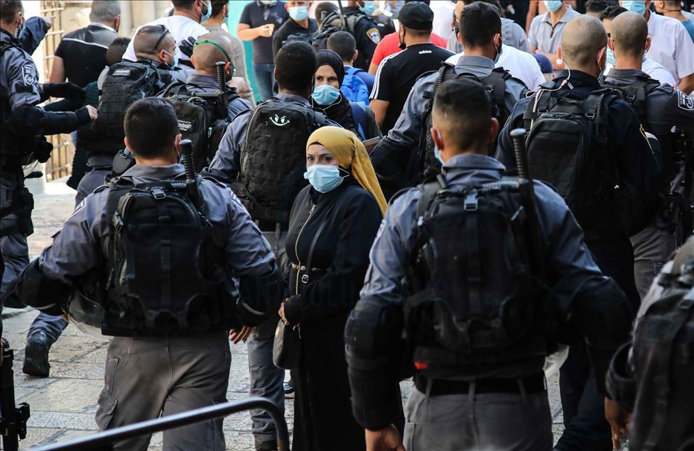 آلاف الفلسطينيين يهتفون بالمسجد الأقصى نصرة للنبي محمد