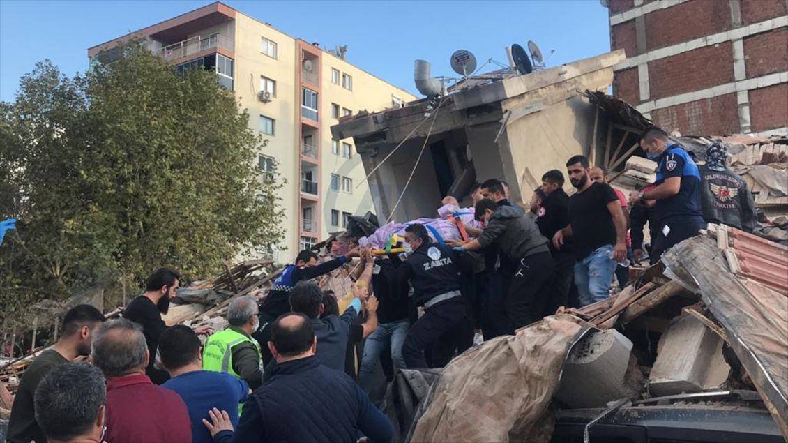 İzmir'deki depremde yıkılan 7 katlı binadan yaralılar kurtarıldı