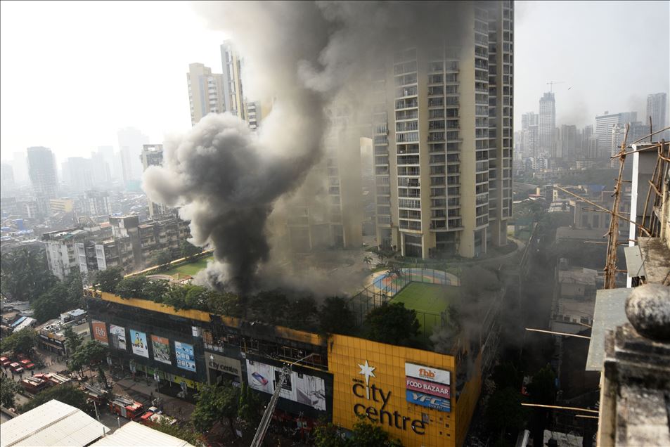 Hindistan'ın Mumbai kentindeki alışveriş merkezinde yangın çıktı