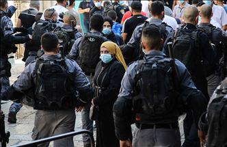 آلاف الفلسطينيين يهتفون بالمسجد الأقصى نصرة للنبي محمد