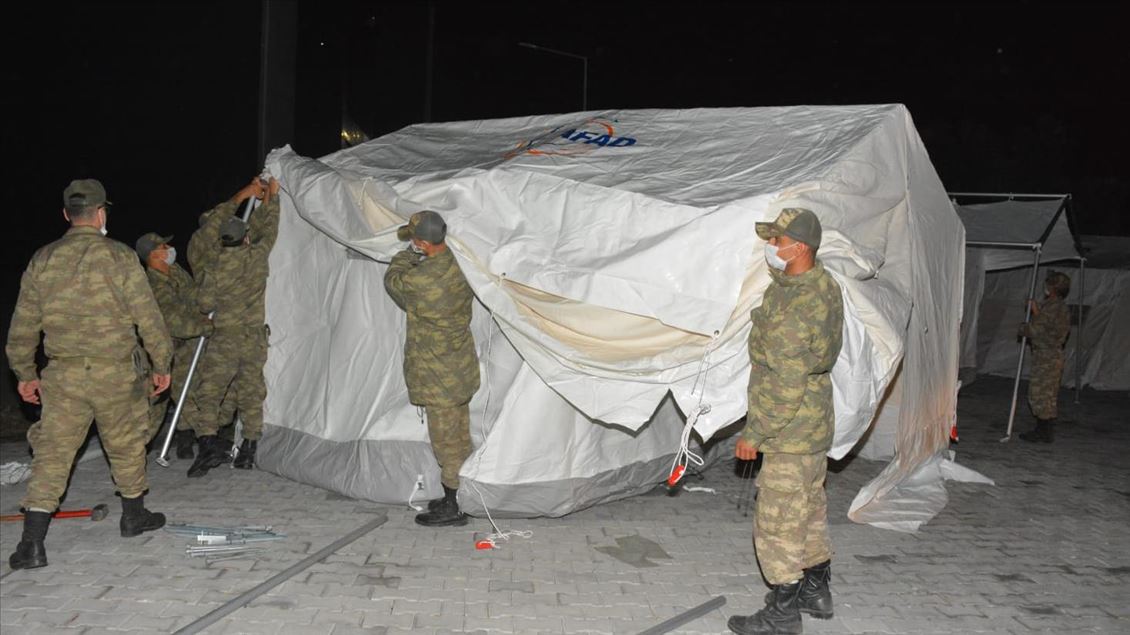 Mehmetçik deprem bölgesindeki yardım faaliyetlerine destek veriyor