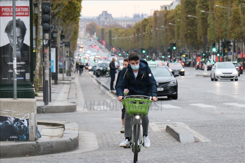 Paris'te sokağa çıkma kısıtlaması devam ediyor