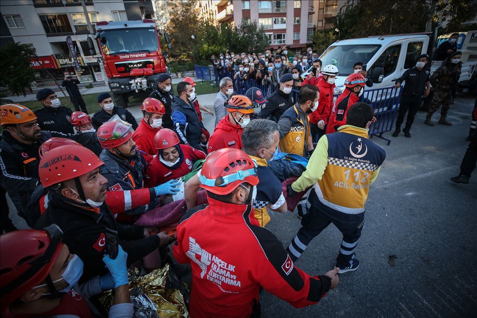 Helim Sarı, İzmir'deki depremde yıkılan Yılmaz Erbek Apartmanı enkazından 26 saat sonra yaralı olarak çıkarıldı.