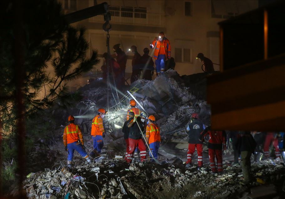 İzmir'de arama kurtarma faaliyetleri sürüyor