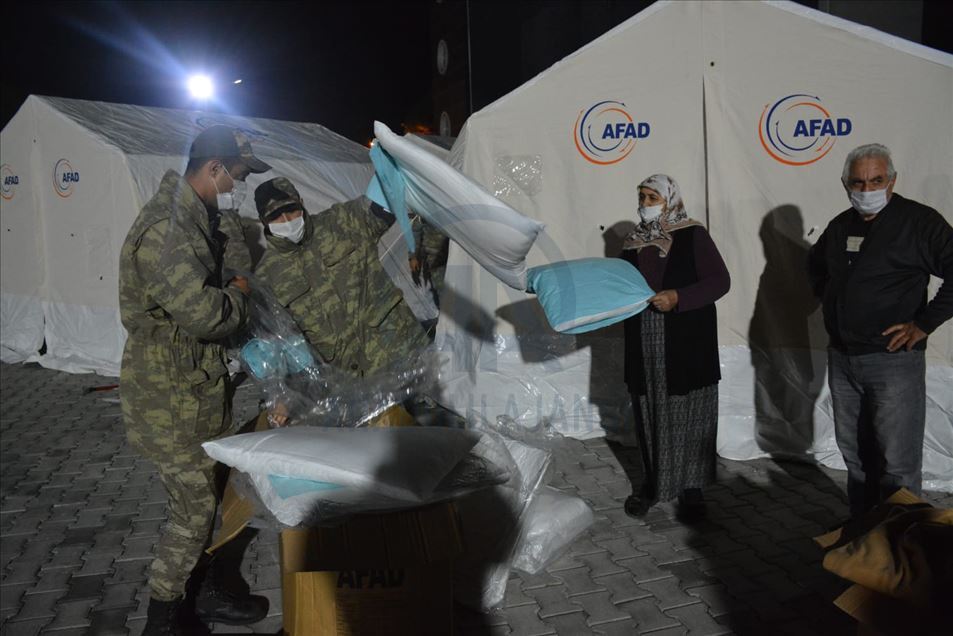 Mehmetçik deprem bölgesindeki yardım faaliyetlerine destek veriyor