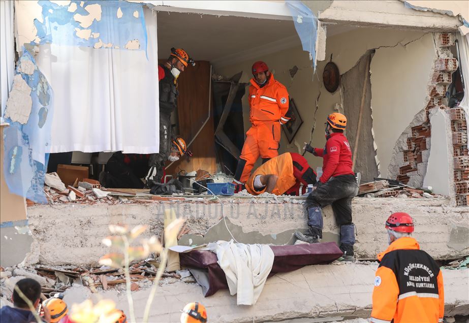 İzmir'de deprem