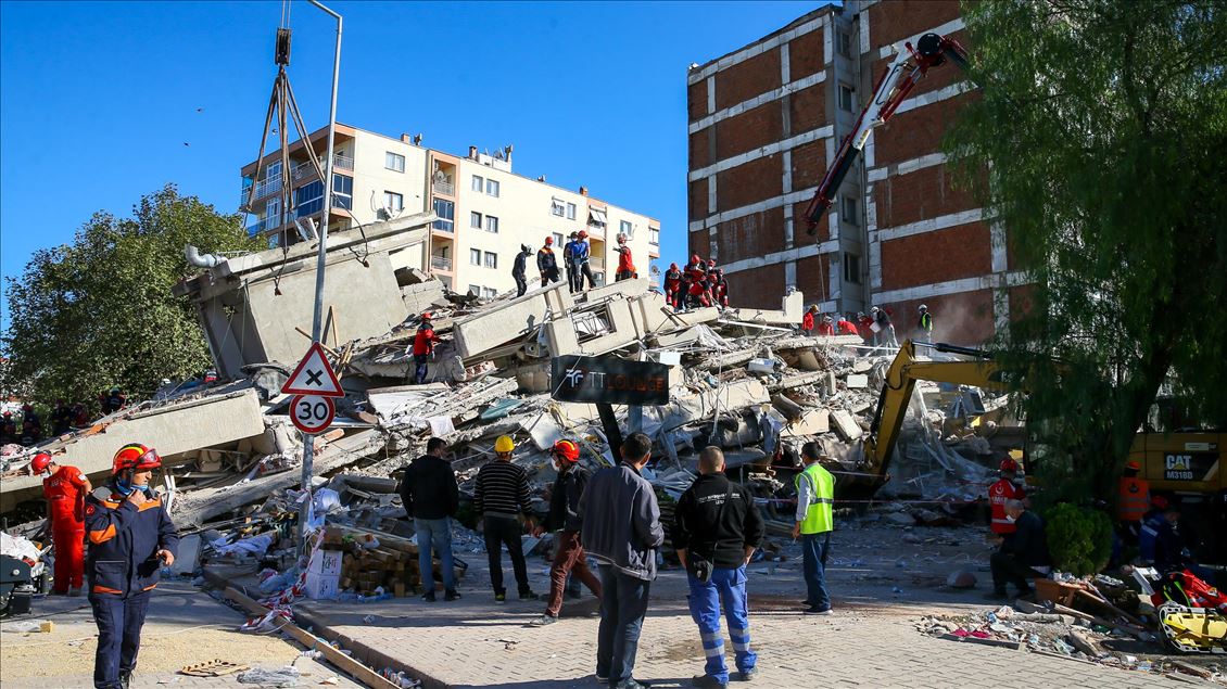 İzmir'de arama kurtarma faaliyetleri sürüyor
