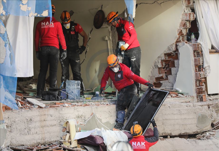 İzmir'de deprem