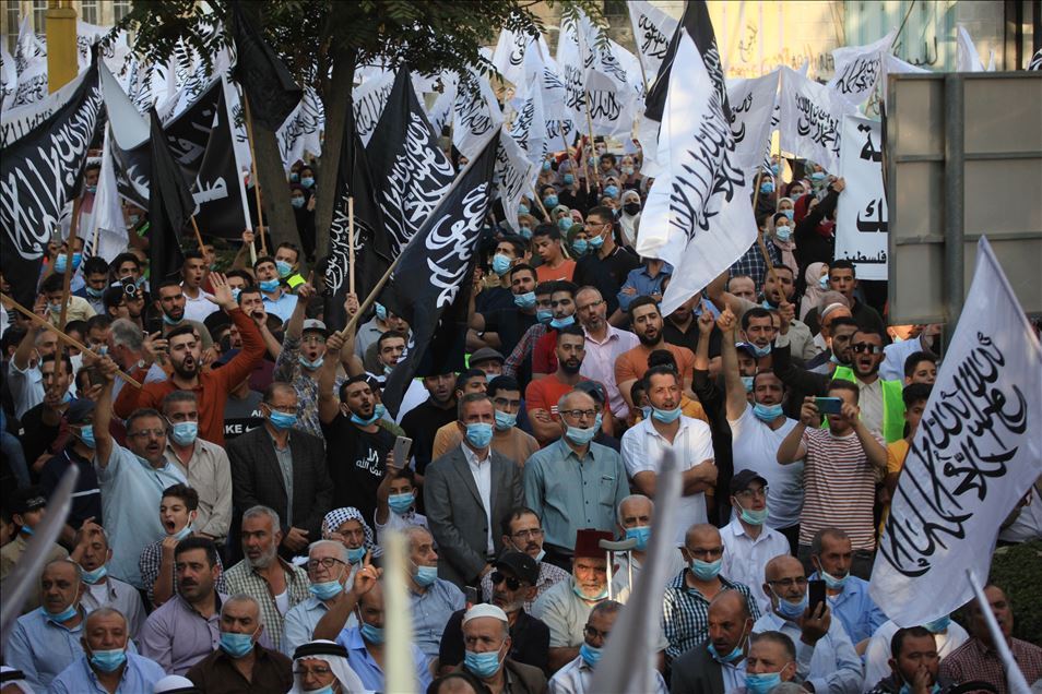 Macron yönetiminin İslam karşıtı tutumu Batı Şeria'da protesto edildi