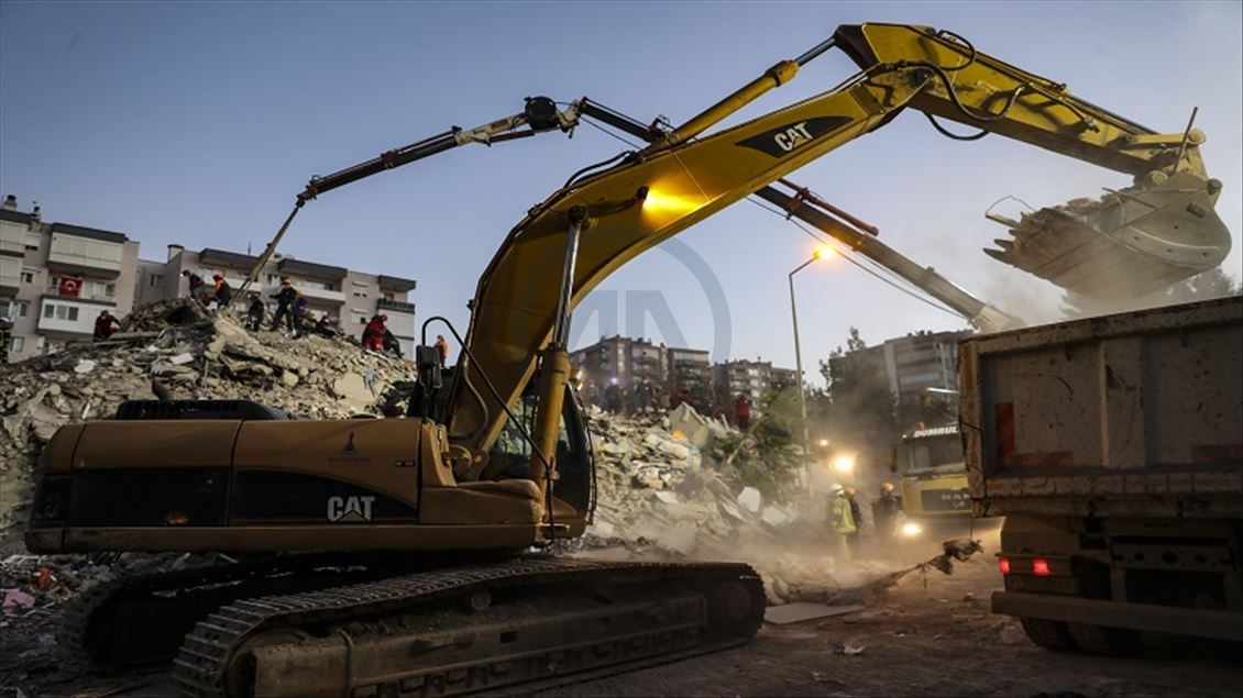 ئیزمیر.. رزگارکردنی گیرخواردووان لە ژێر داروپەردووی بینا رووخاوەکان بەردەوامە