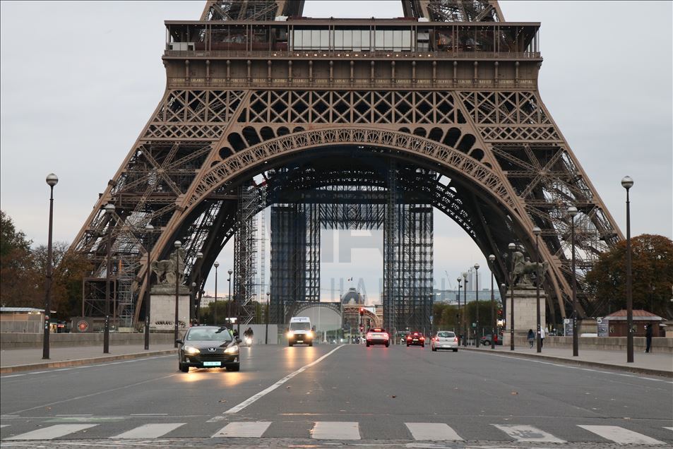 Paris'te sokağa çıkma kısıtlaması devam ediyor
