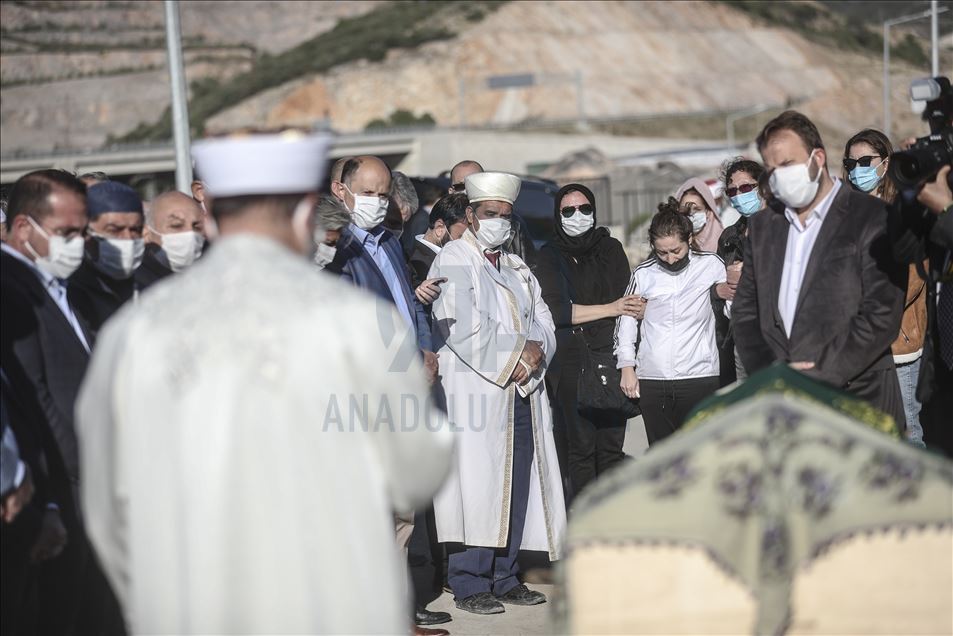 İzmir'deki depremde hayatını kaybedenler son yolculuğuna uğurlanıyor