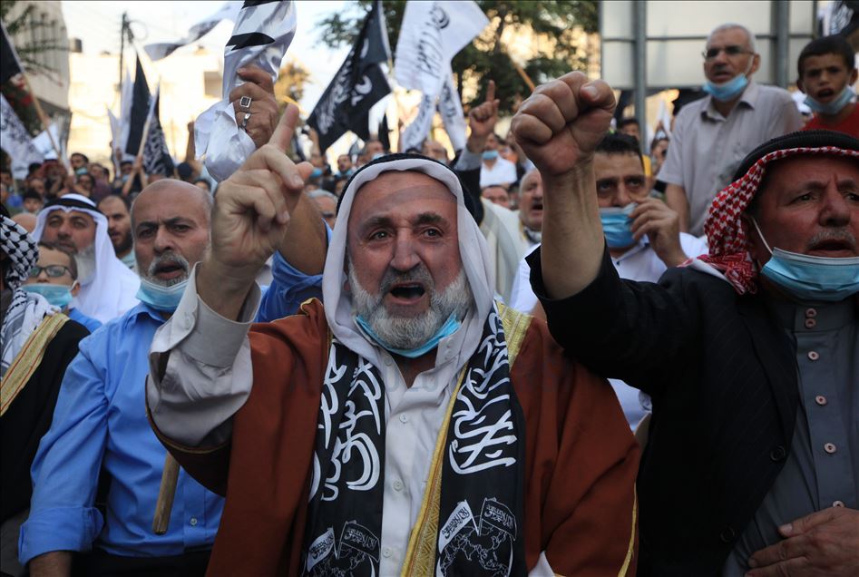 Macron yönetiminin İslam karşıtı tutumu Batı Şeria'da protesto edildi