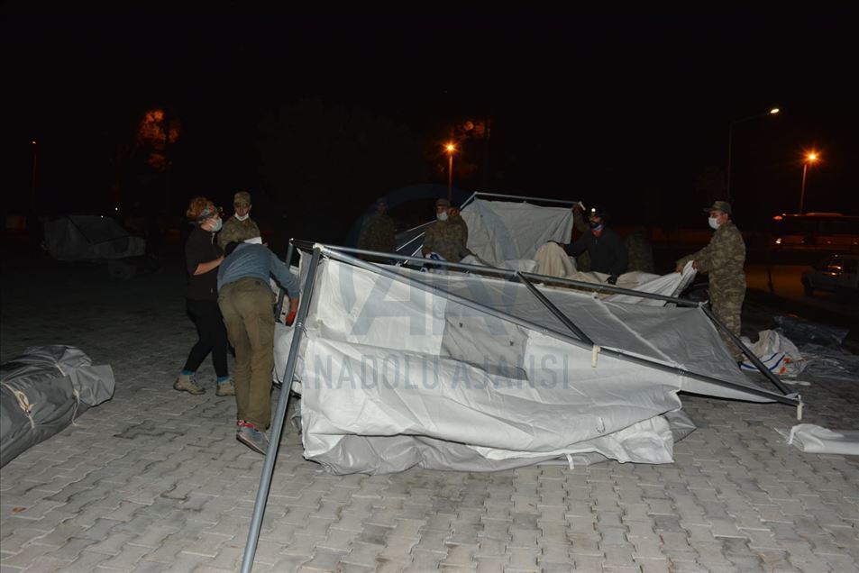 Mehmetçik deprem bölgesindeki yardım faaliyetlerine destek veriyor