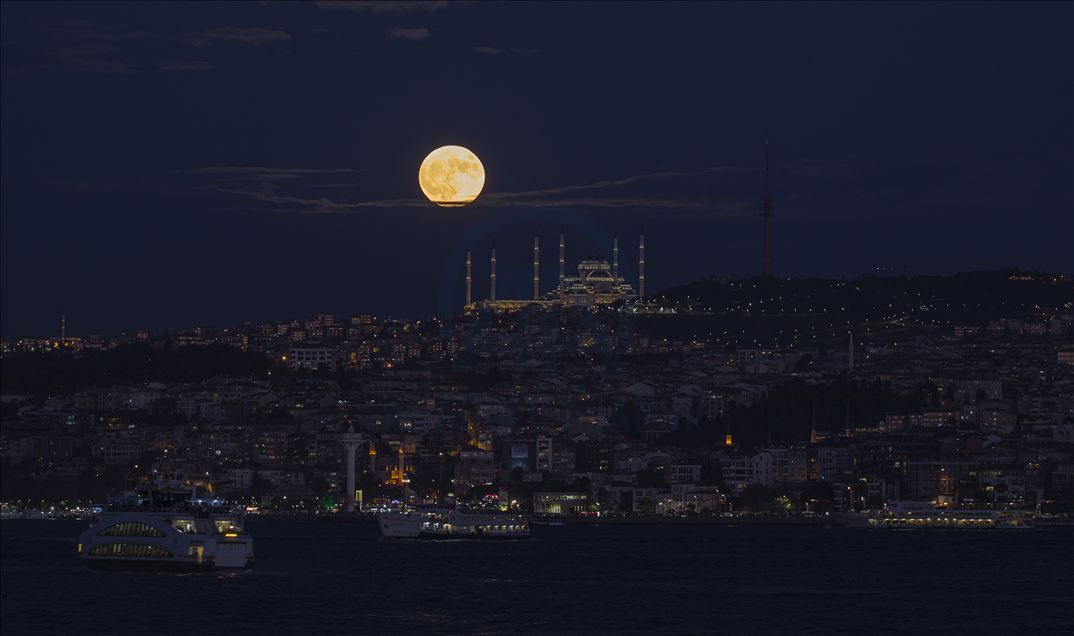 İstanbul'da Mavi Dolunay