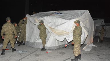Mehmetçik deprem bölgesindeki yardım faaliyetlerine destek veriyor
