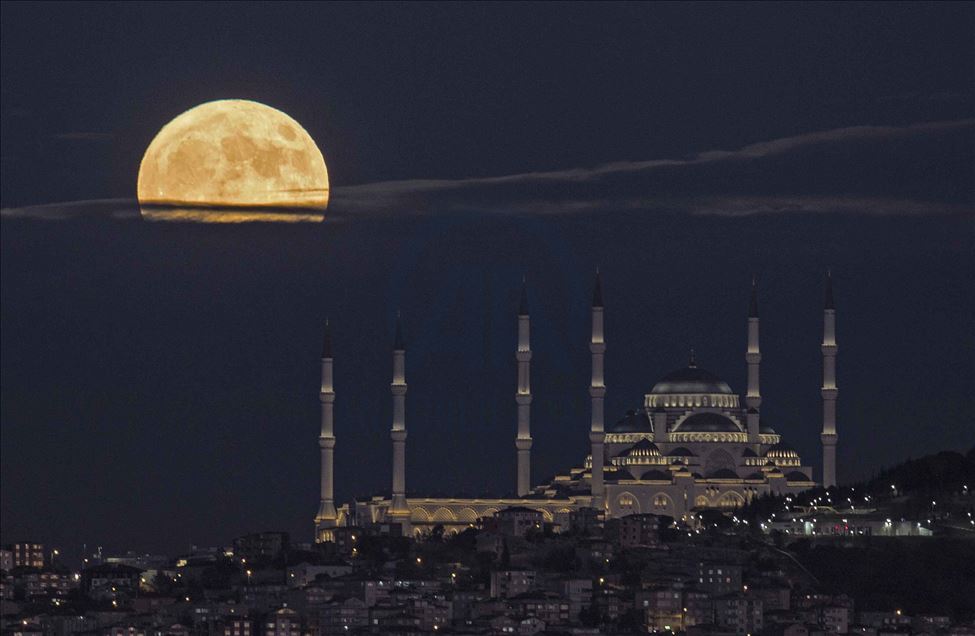 "القمر الأزرق" يزين سماء إسطنبول