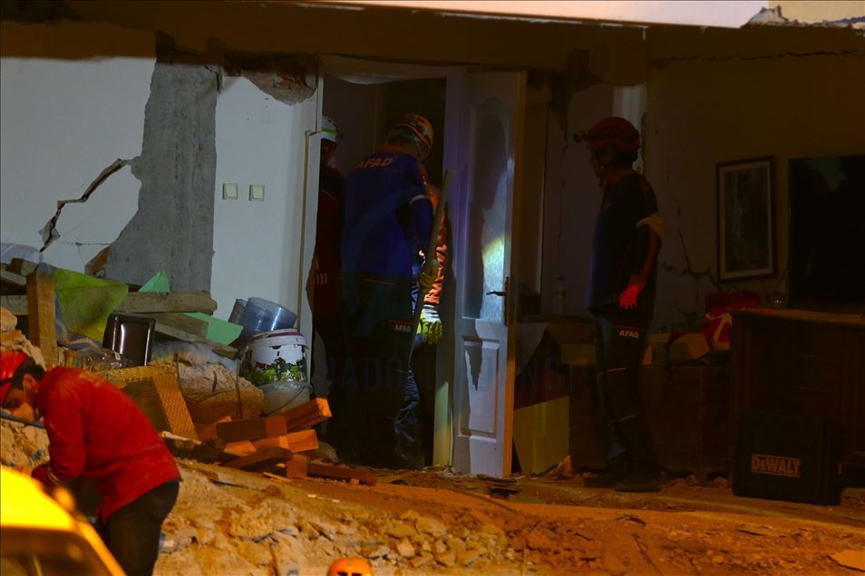 Число жертв землетрясения в Измире достигло 43
