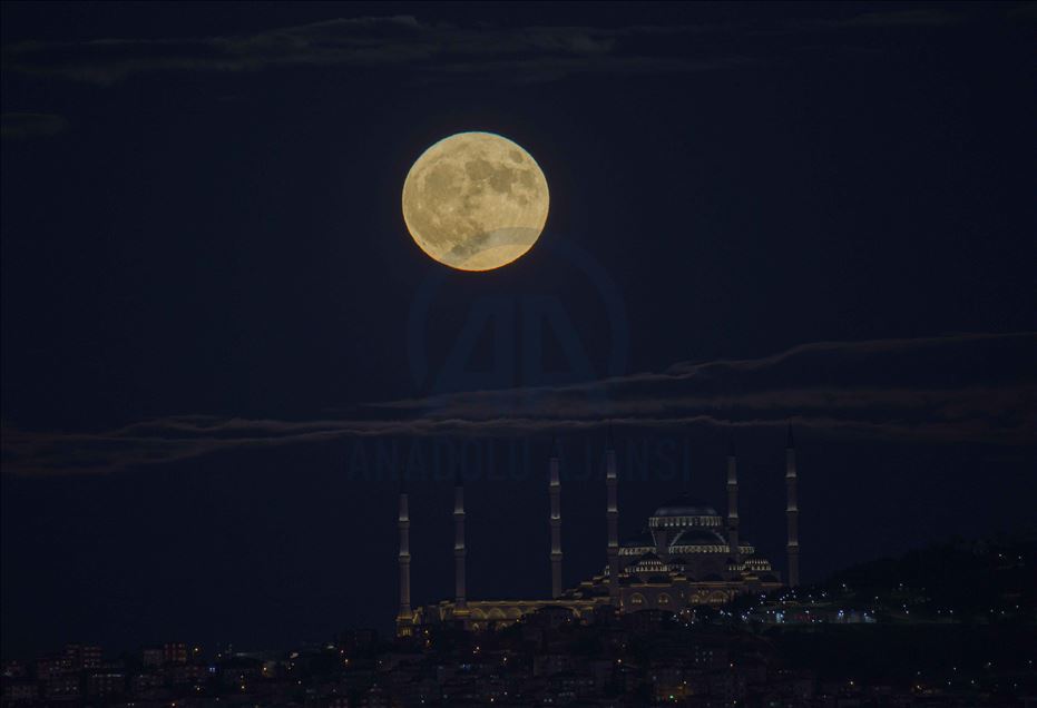 ظاهرة "القمر الأزرق" في إسطنبول