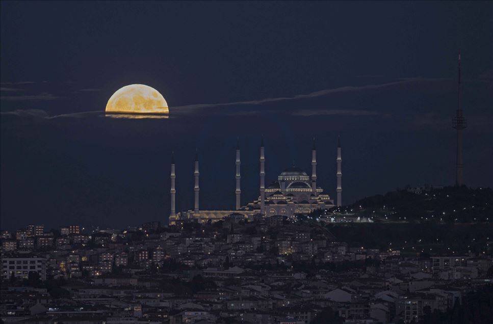 "القمر الأزرق" يزين سماء إسطنبول