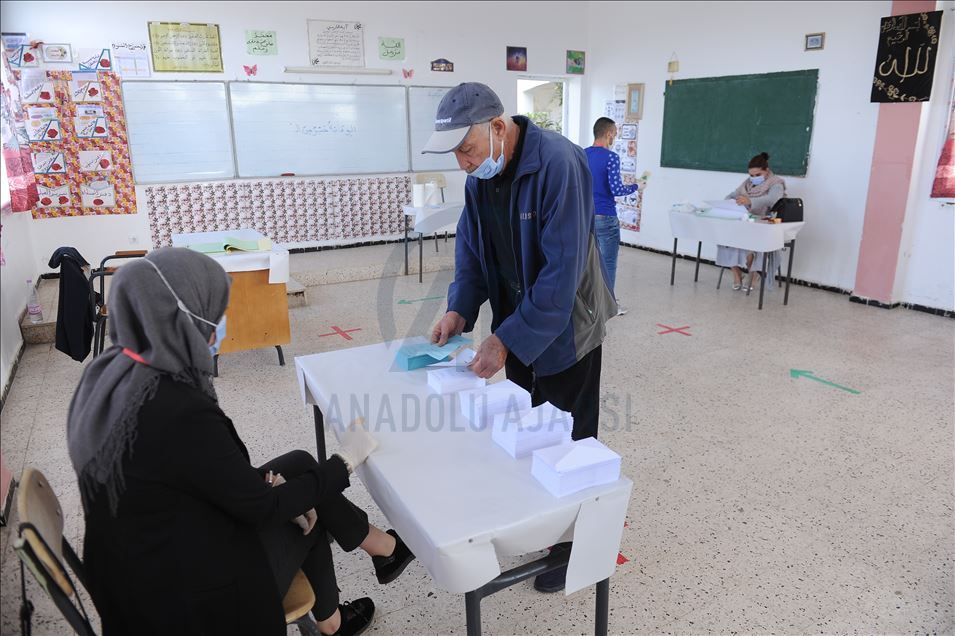 الجزائر.. انطلاق التصويت على استفتاء تعديل الدستور
