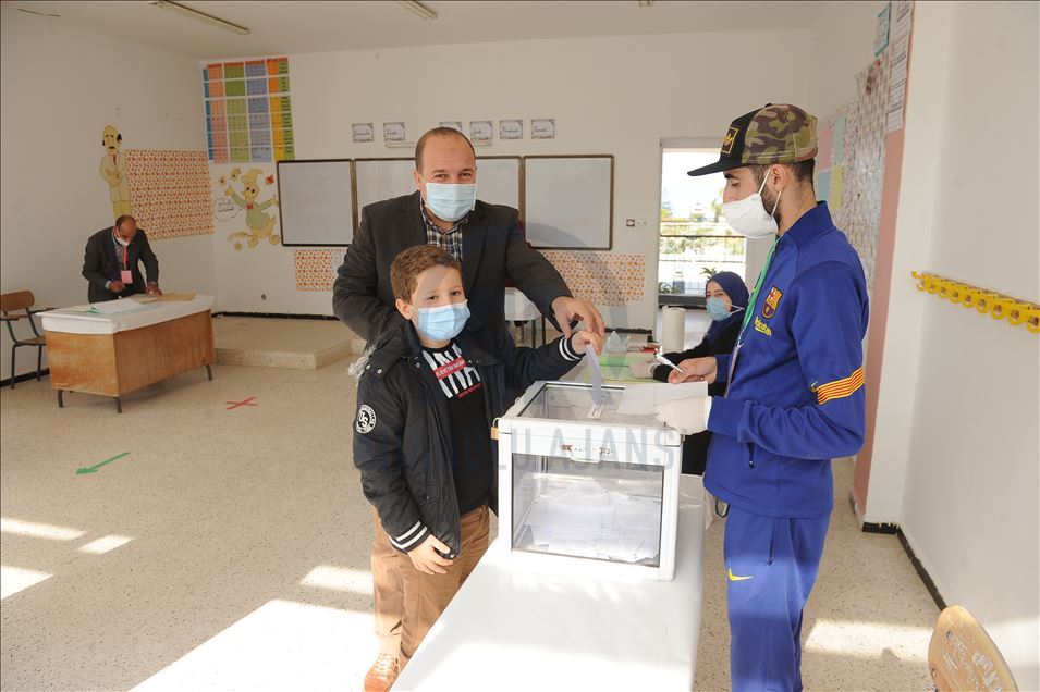 الجزائر.. انطلاق التصويت على استفتاء تعديل الدستور
