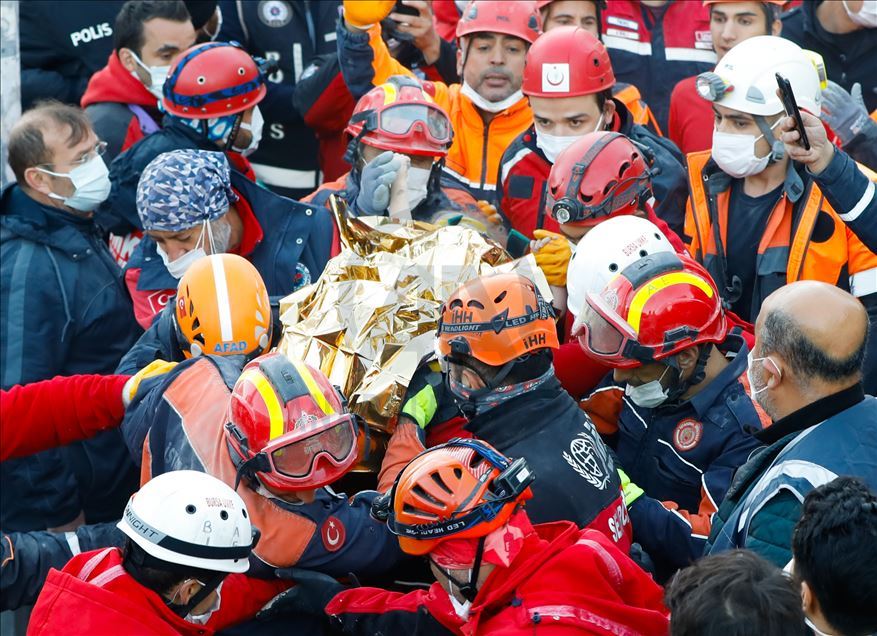 Petugas evakuasi balita 3 tahun dari runtuhan bagunan akibat gempa