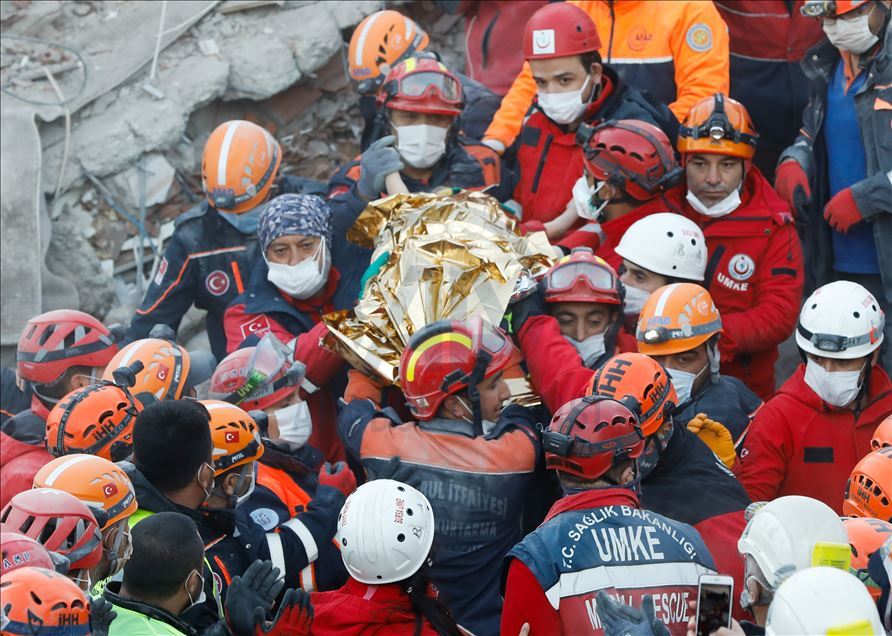 Petugas evakuasi balita 3 tahun dari runtuhan bagunan akibat gempa