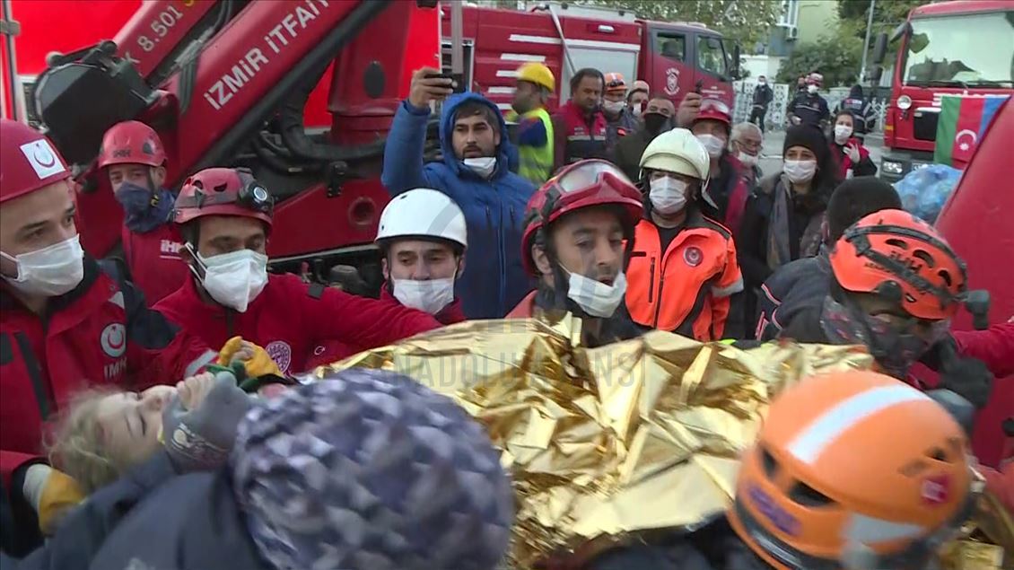 Vogëlushja 3-vjeçare Elif shpëtohet nga rrënojat 65 orë pas tërmetit në Izmir