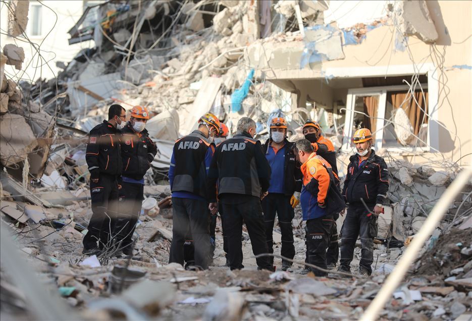 İzmir’de arama kurtarma çalışmaları sürüyor