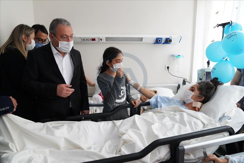 Enkazdan 65 saat sonra çıkarılan Elif bebek, ailesiyle