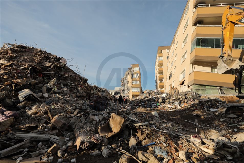 İzmir’de arama kurtarma çalışmaları sürüyor