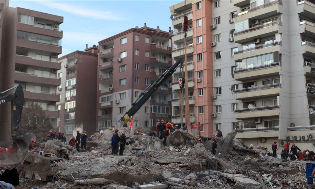 İzmir’de arama kurtarma çalışmaları sürüyor